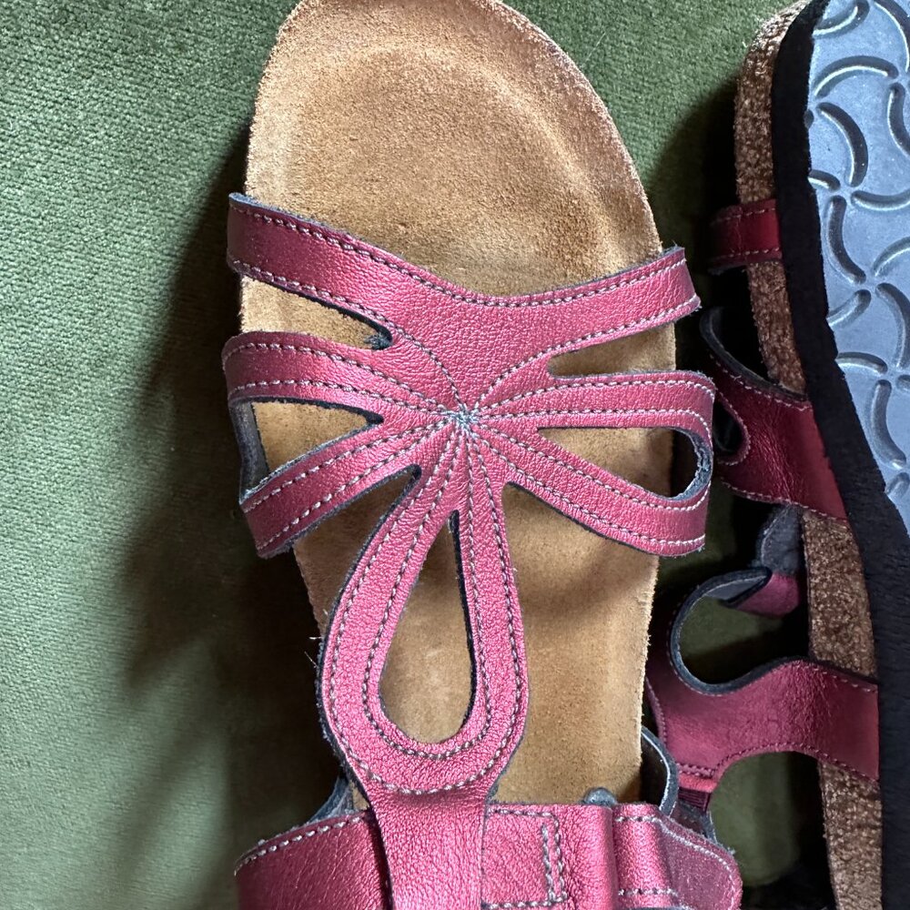 Naot LIKE NEW Rachel Shimmery Red Sandals Size 38 - Picture 4 of 9